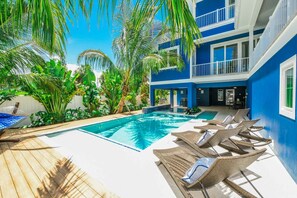 Private Pool and Lounge