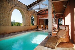 Piscine avec vue sur le massif de la Clape 