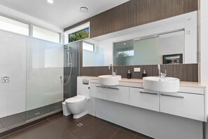 Main bedroom ensuite