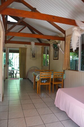 Salon avec 2 lits simples, salle à manger