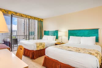 2 Comfy Queen beds in Waikiki Studio Suite with Pool & BBQ area