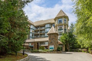 Exterior view of Woodrun Lodge