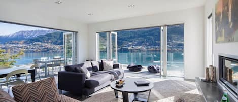 Gorgeous wrap-around lake views