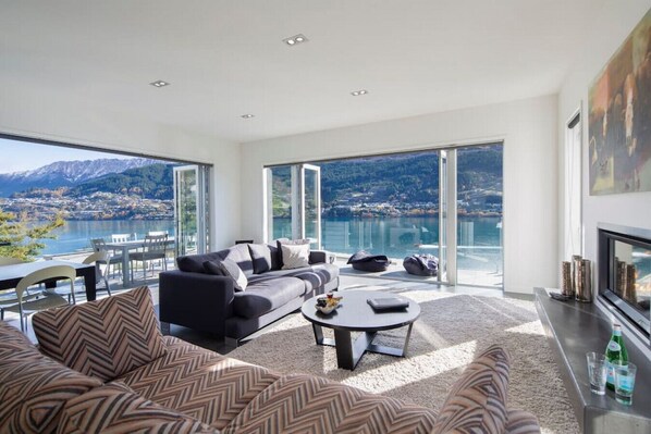 Gorgeous wrap-around lake views
