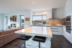 A spacious kitchen that is very well stocked for your conveniennce
