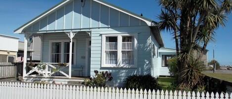 Crooked Mile Cottage - by the sea.