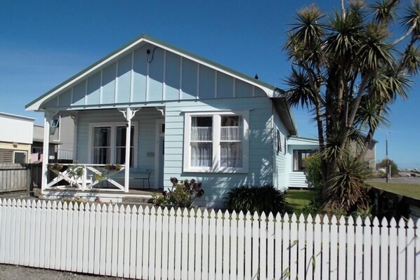 Crooked Mile Cottage - by the sea.