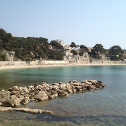 20 min walk by the path, the Renécros bay