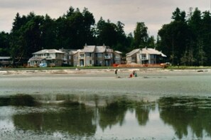 Tanglewood - Right on Beautiful Rathtrevor Beach!!