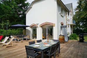 Coin repas sur la terrasse