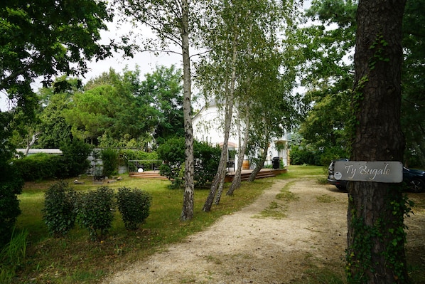 L’entrée de la propriété « Ty Bugale » , la maison des enfants....