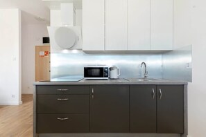 Fully equipped kitchenette. 