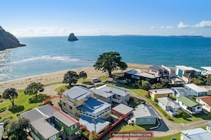 The surroundings at Waiwera Beach