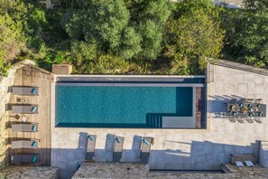 piscine et terrasse arborée et totalement équipée. 8 transats+serviettes de bain