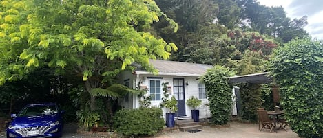 Cosy Cottage in central Paihia, off-street parking and courtyard with BBQ.