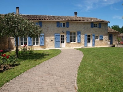 Hermosa casa de piedra francesa con piscina privada