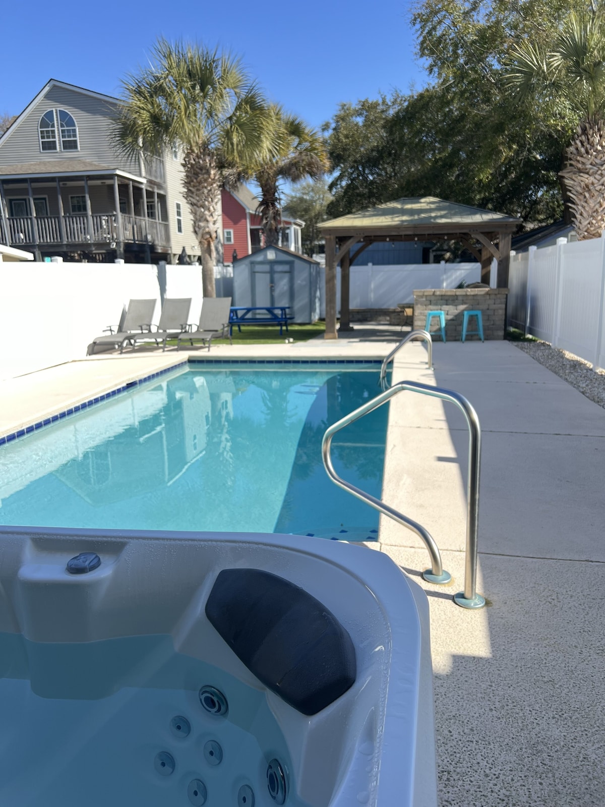 Heated Pool, Hot Tub, Firepit: Beach just 200 Steps. All Inclusive Rates!!