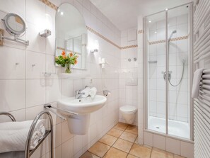 Ferienwohnung Glockenblume, bis 2 Personen, Obergeschoss, 45 qm-Badezimmer