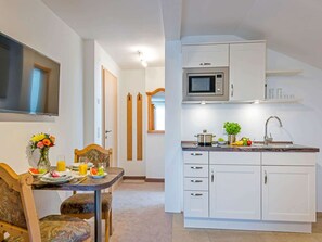 Appartement Veilchen, für 2 Personen, 30 qm-Küchenzeile