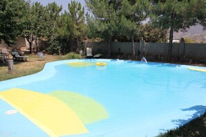 Piscina al aire libre con vistas a las montañas de Sierra Nevada