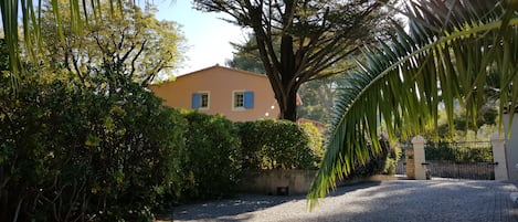 Maison de vacances à 300 m des plages dans un domaine privé et arboré