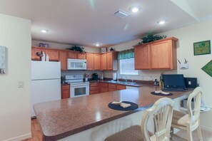 Kitchen with PC to print tickets or research golf courses! 