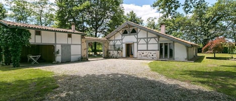 Außenseite Ferienhaus [Sommer]