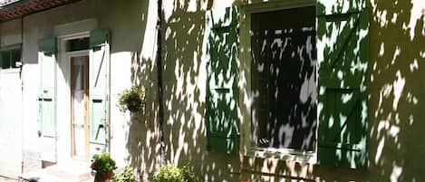 façade sud; entrée dans l'appartement et fenêtre de la chambre.