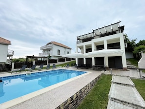 Villa with pool June 2025