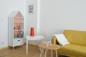 Für Kinder gibt es einen kleinen Spielbereich mit Büchern und Spielzeug.