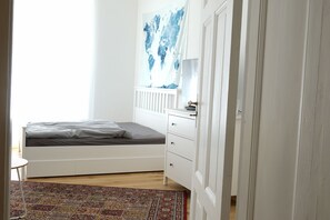 Das großes Doppelbett hat die Maße 1,80 m x 2,00 m.
