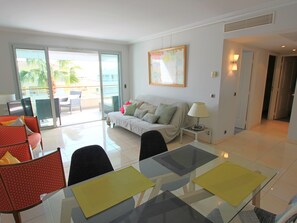 Living room equipped with dining table and confortable convertible sofa