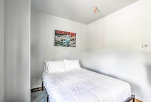 Studio | Queen Bed | Linens Provided