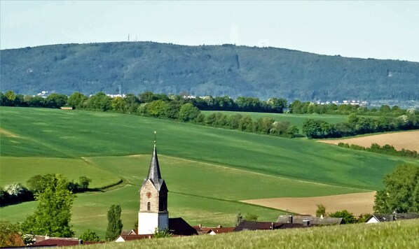 Rittersheim, Kirchturm mit Blick auf den  "Donnersberg"