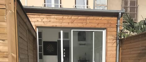 屋外ダイニングエリア