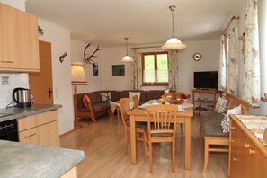 großer, gemütlicher Wohnraum im ländlichen Stil