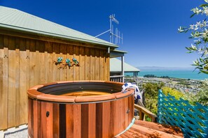 Stunning cedar hot tub with views!