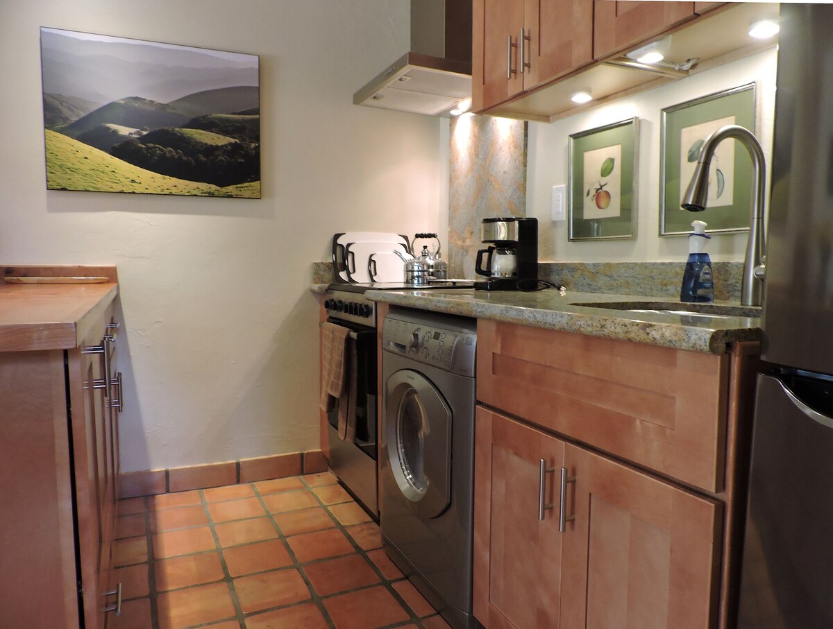 Mid Carmel Valley Guest Cottage with Private Driveway – Extended Stay