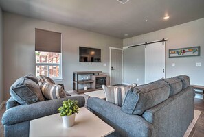 Living Room | Central A/C & Heating | Cable TV | Gas Fireplace