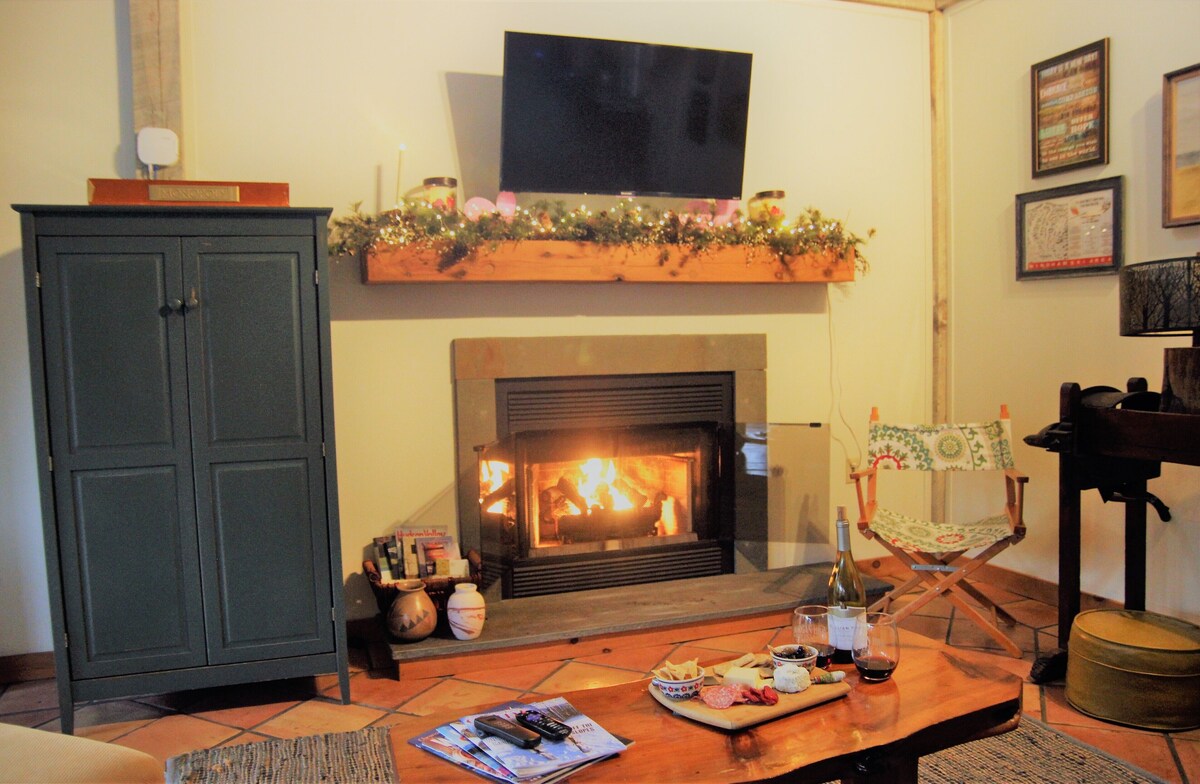 Summer at the Poolhouse Retreat! Enjoy the cabana bar, heated pool & hot tub