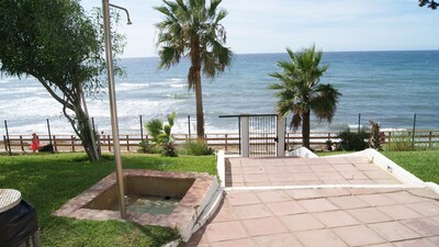 Beachfront, overlooking the sea, Air conditioning.