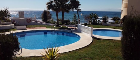 Piscina saladas con vistas al mar.