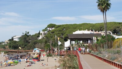 Beachfront, overlooking the sea, Air conditioning.