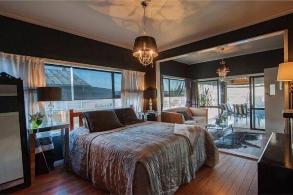 Master Bedroom w Smart TV