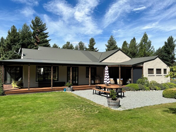 4 bedroom house with deck and entertaining area