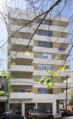 Vista frontal de la propiedad
