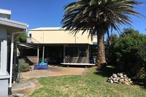 Covered entertaining area to the side of the house