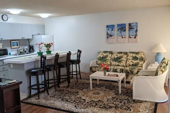 Waikiki Banyan - Diamond Head/Ocean View, Walk to Beach. Under new mgmt.
