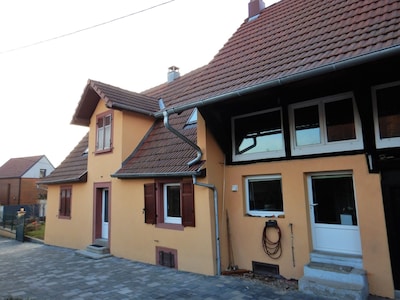 Charmante maison avec jardin dans un petit village calme à 10 mn de Colmar