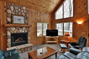Enjoy 2 fireplaces in the cabin. Both are gas, easy to start, no mess and tons of atmosphere! This one is on the Main Level